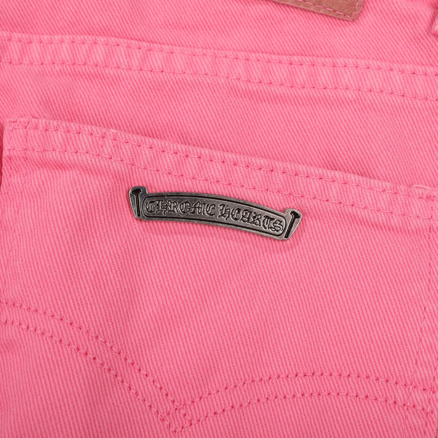 P260 Chrome hearts｜ch Chrome Hearts Limited Barbie Pink Leather Jeans for Girls - Charming dopamine personalized jeans, indispensable for fashionistas, the same model for celebrities, and one touted by many bloggers. This new pair of pants is perfect in terms of shape and upper body. It is no exaggeration to say that making a pair of jeans is equivalent to making 20 short-sleeved pieces. The fabric is made of high-quality imported denim. It has a unique high-end texture. I am very satisfied with it after washing and proofing several times.  Color: Barbie Pink Size: 28/30/32/34 Waist: 74/76/78/80 Pants Length: 101/102/103/104